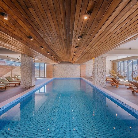 Gudauri Inn 외부 사진 The swimming pool at the hotel