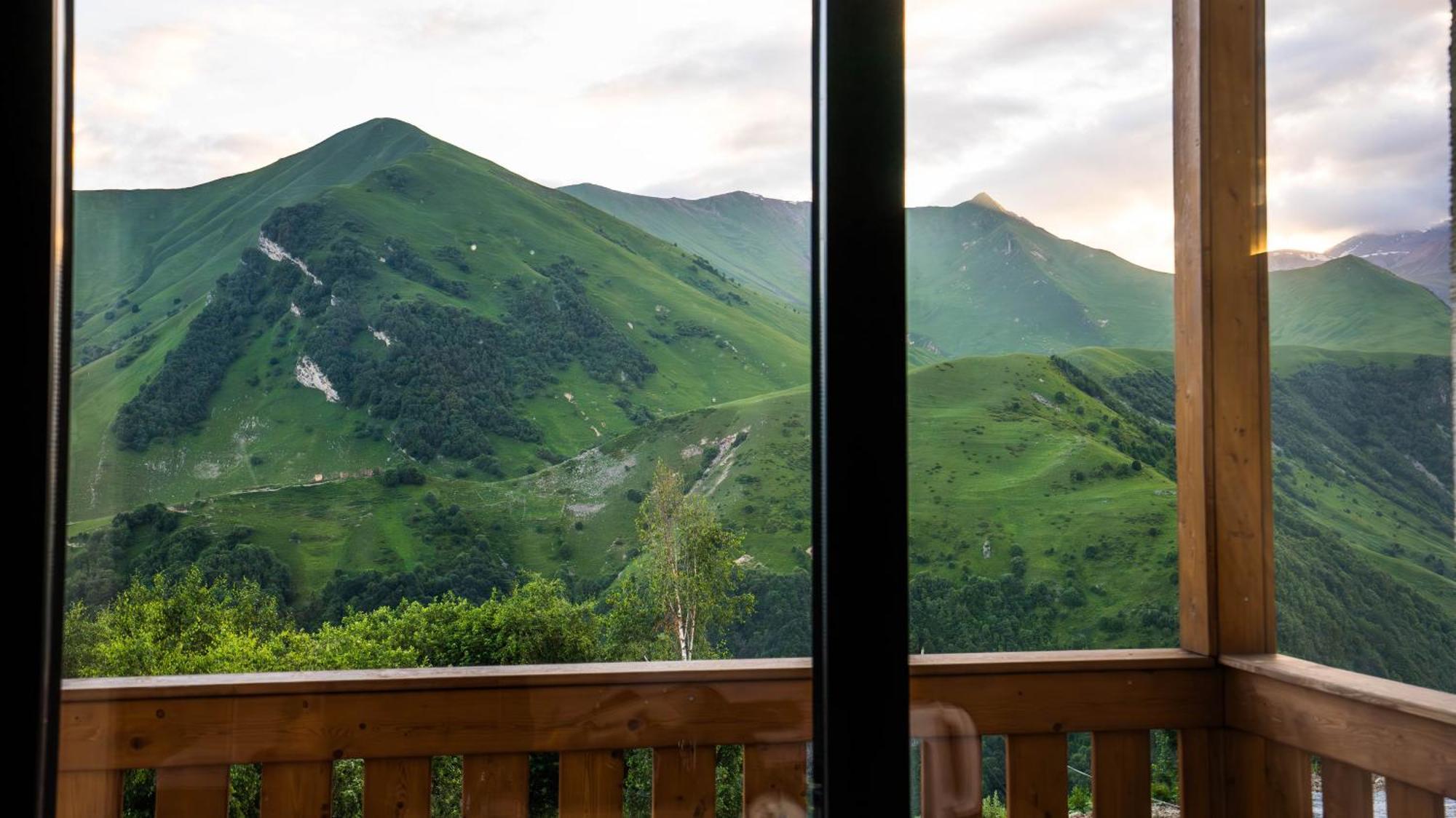 Gudauri Inn 외부 사진 View of the range from the resort town of Rosa Khutor