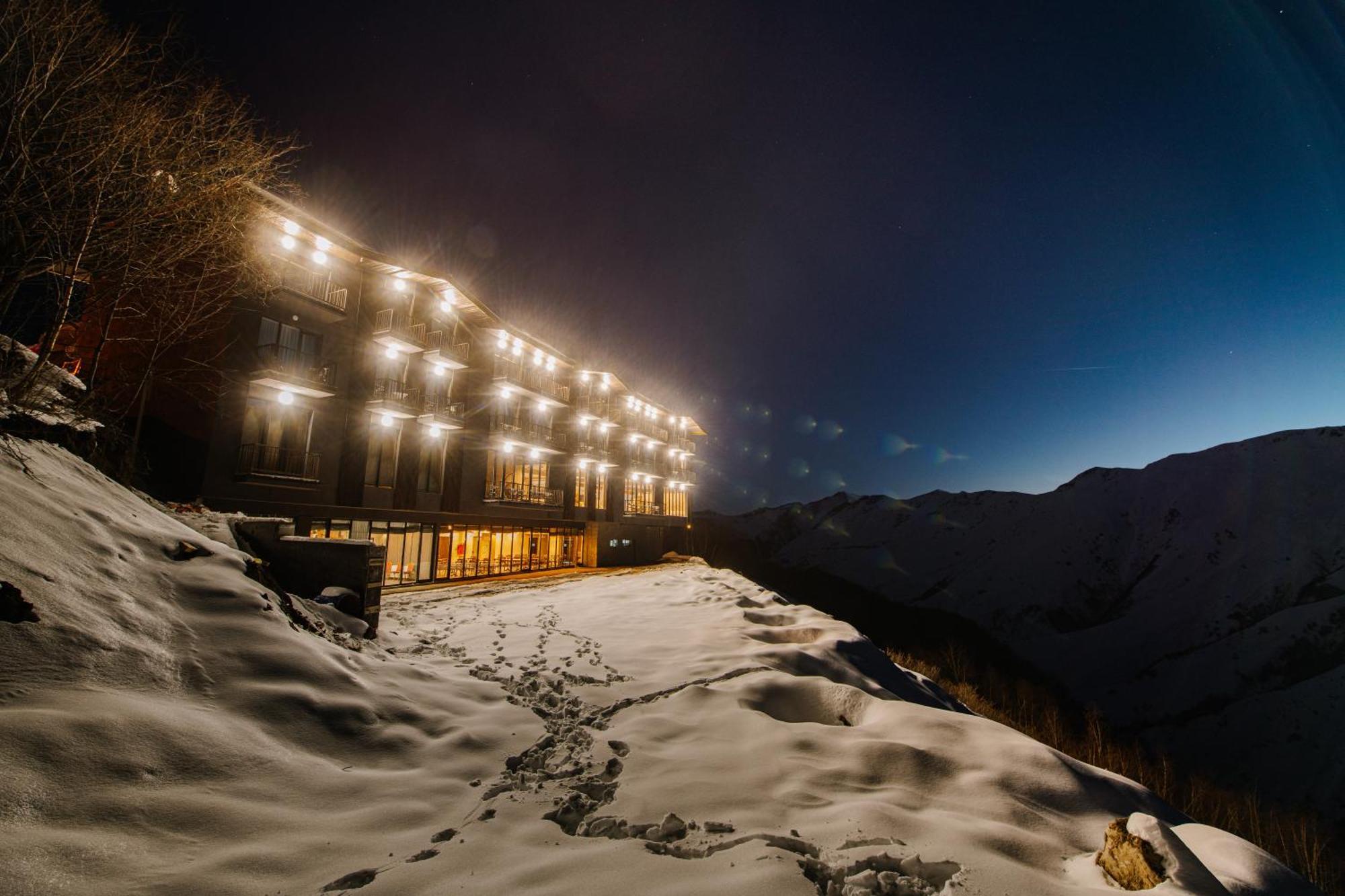 Gudauri Inn 외부 사진 The hotel at night