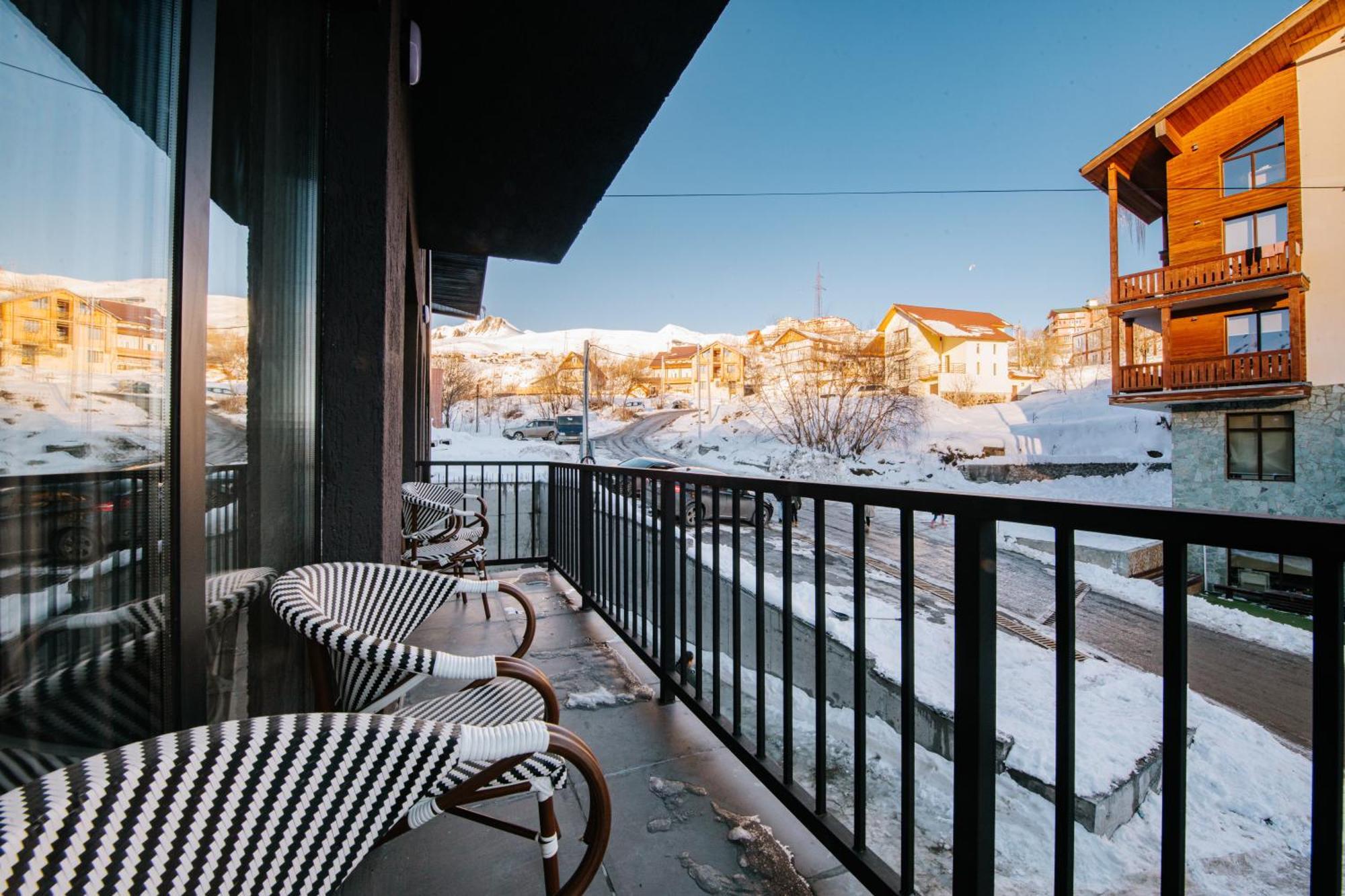 Gudauri Inn 객실 사진 A balcony in the winter