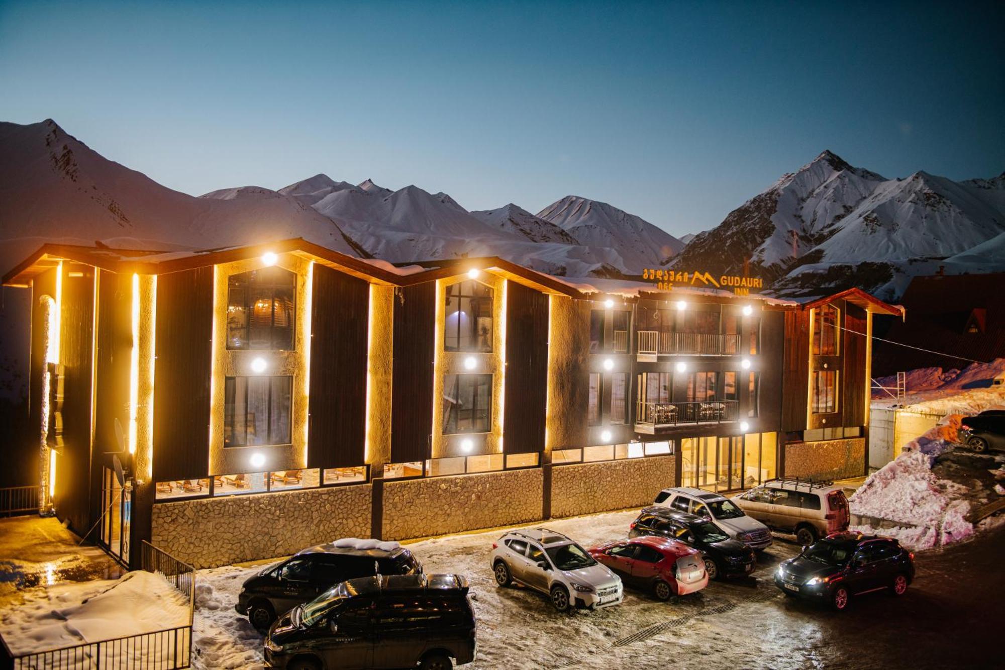 Gudauri Inn 외부 사진 The hotel at night