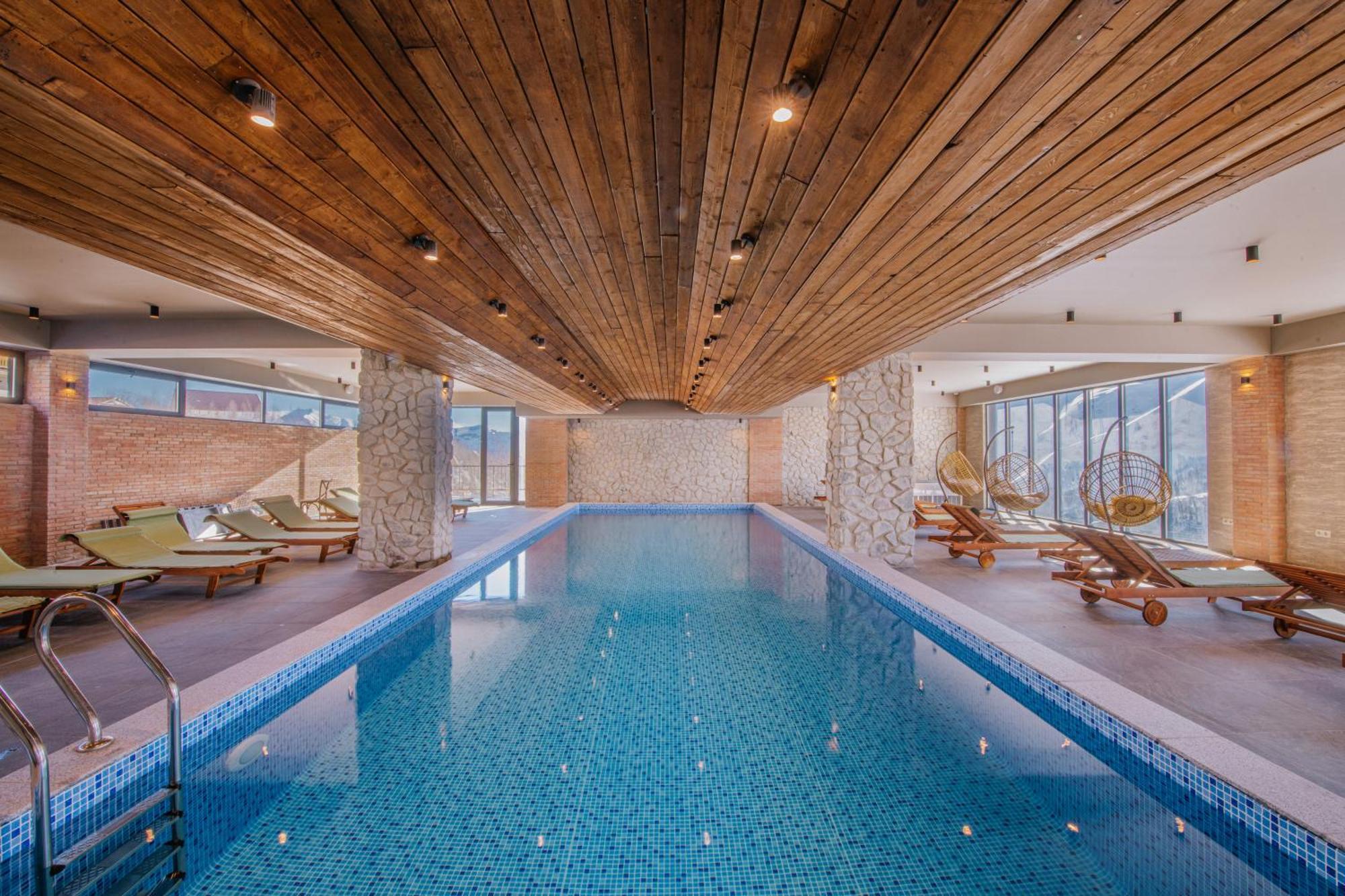 Gudauri Inn 외부 사진 The swimming pool at the hotel